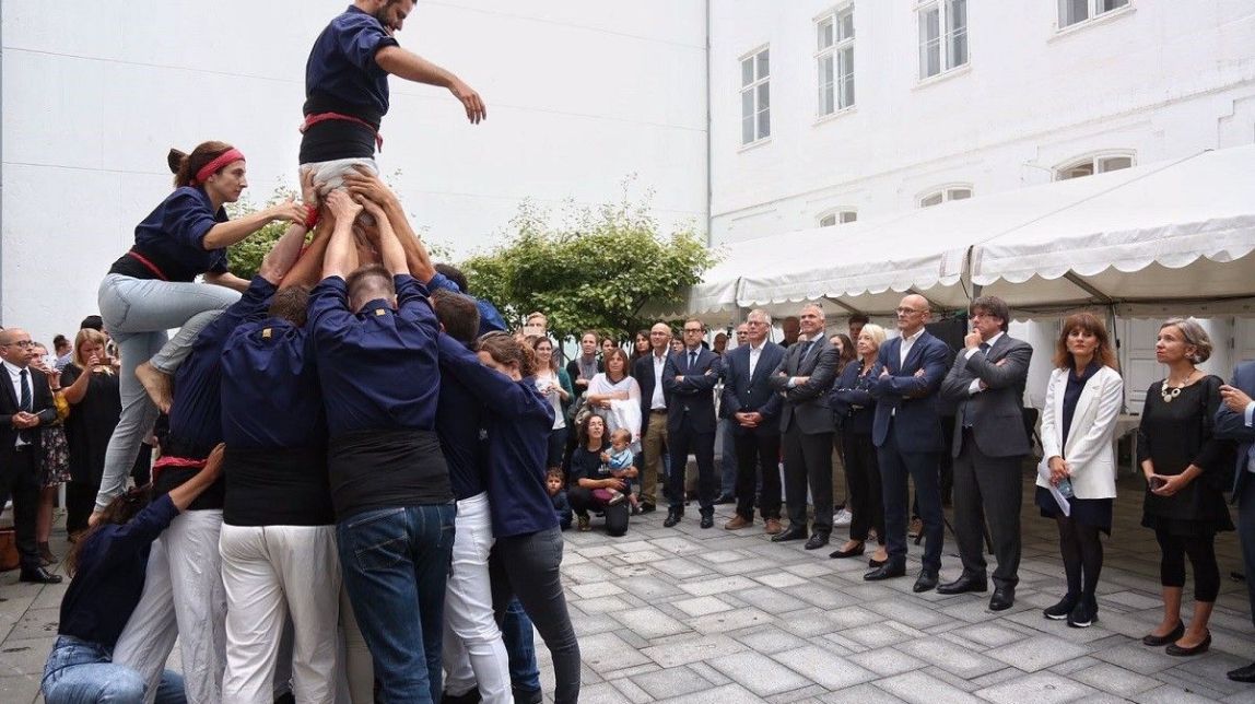 El curiós cas del diplomàtic espanyol que mira els castells des de la distància