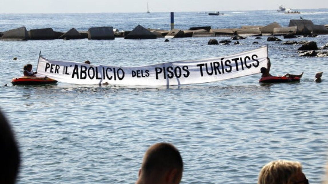 Un cúter i un cartell contra els turistes: un enfrontament a la Barceloneta acaba amb un detingut