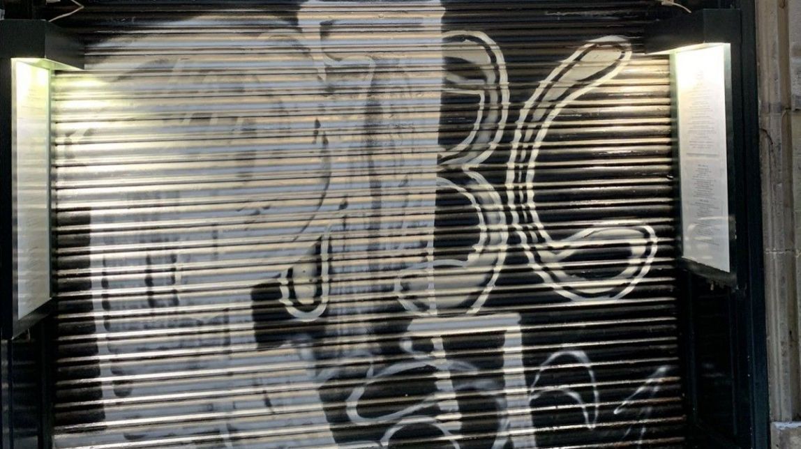 El restaurant més antic de Catalunya es lleva amb pintades a la façana