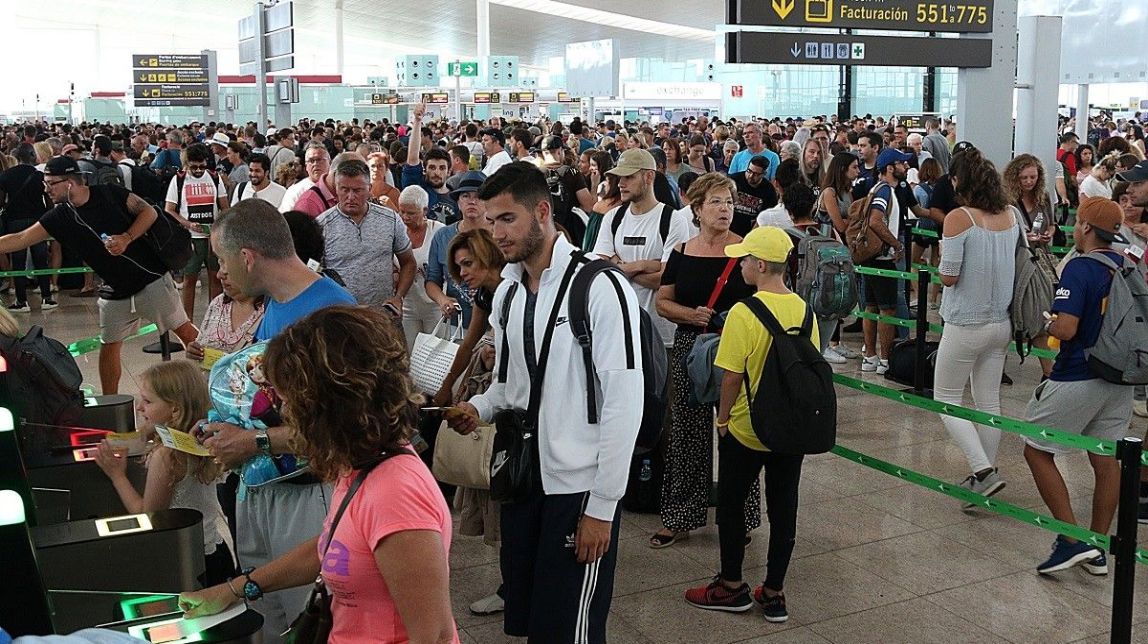 Els salaris centren el quart dia de reunions per desencallar la vaga al Prat