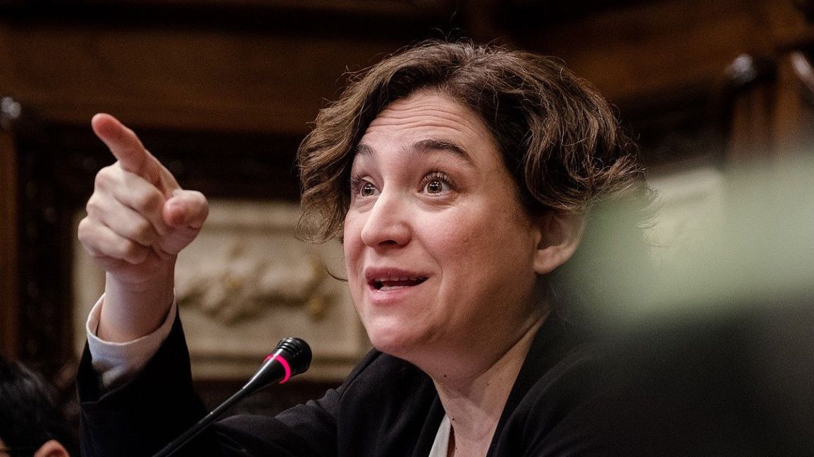 Colau reacciona finalment sobre el caos del Prat