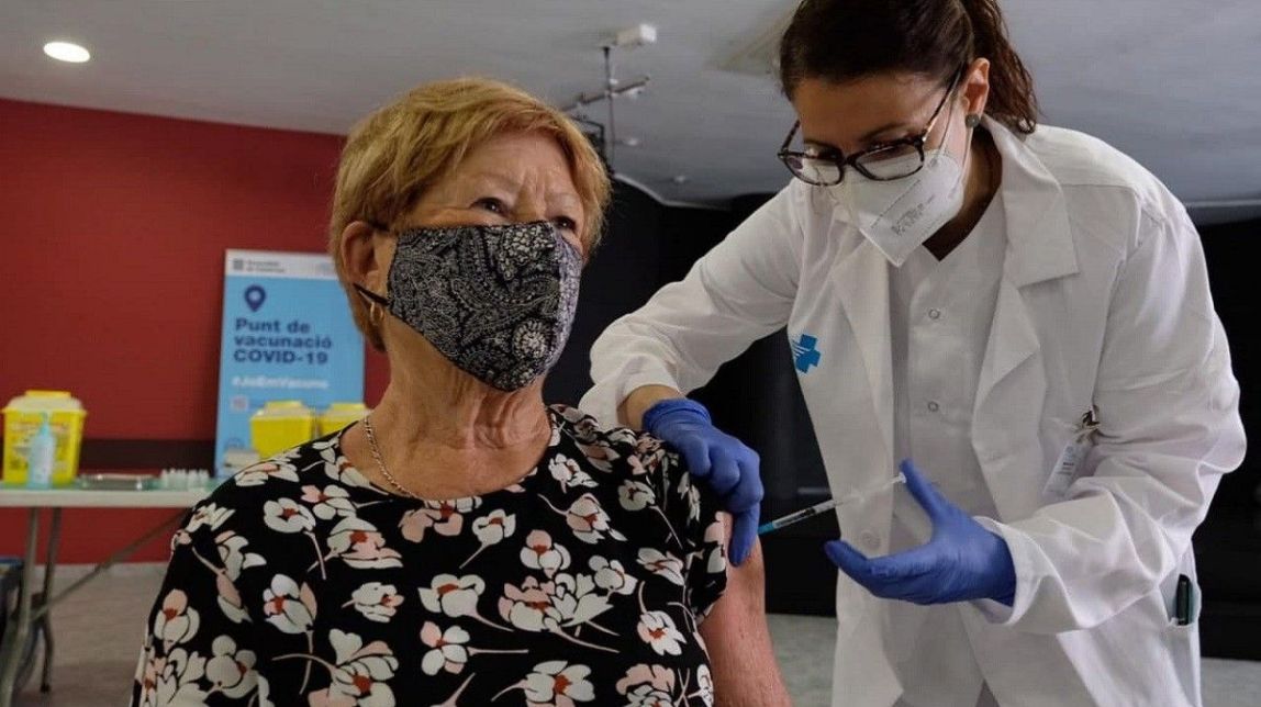 Salut obre la dosi de reforç a tots els majors de 60 anys