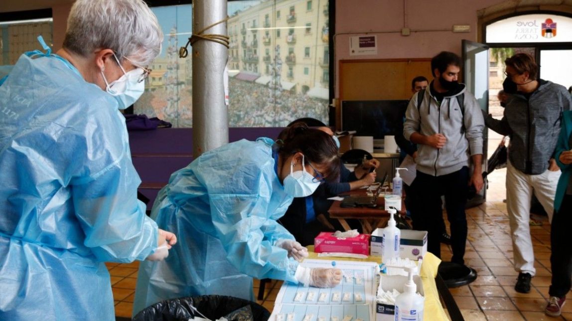 El desembre arriba amb més contagis i la incertesa de la variant òmicron