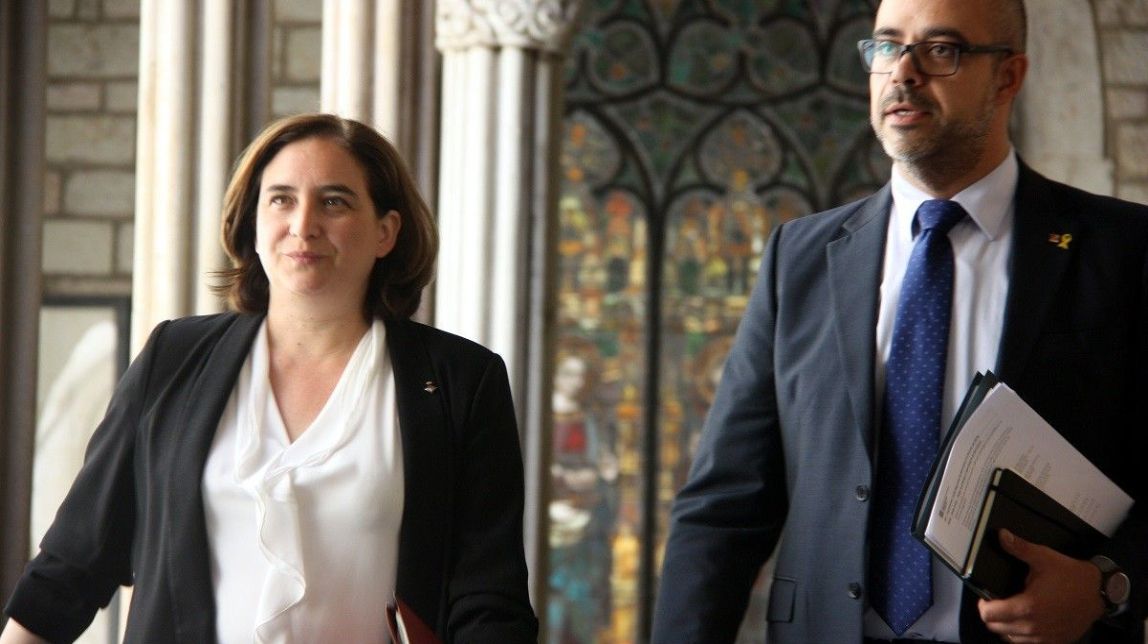 Colau retreu a Buch haver reduït la presència de Mossos d'Esquadra a Barcelona