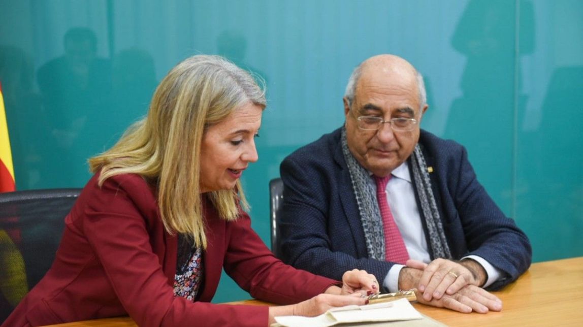 Joaquim Nadal signa el Llibre d'Honor de l'Ajuntament de Sant Cugat