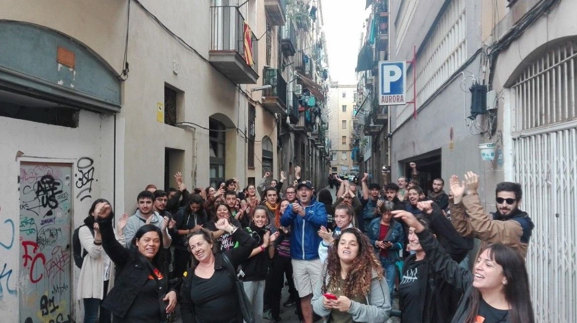 La pressió veïnal atura dos desnonaments al Raval de Barcelona