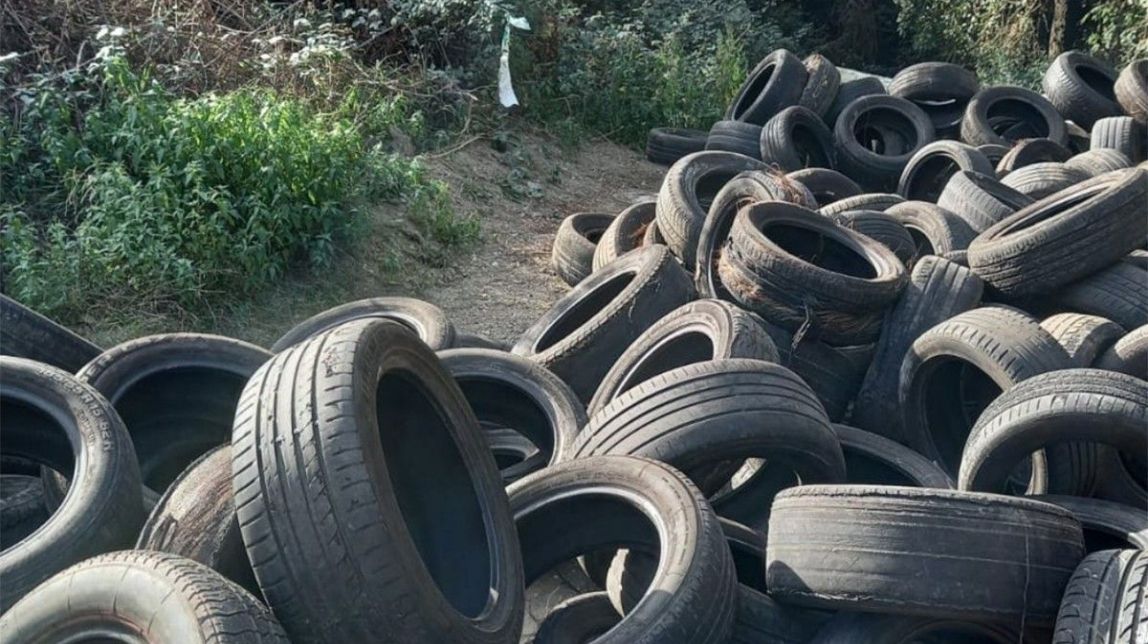 Els Mossos investiguen un gran abocament incontrolat de pneumàtics al Parc de Collserola