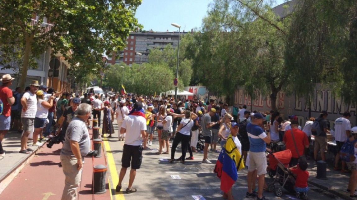 Els veneçolans a Barcelona es queden sense local per celebrar el referèndum contra Maduro