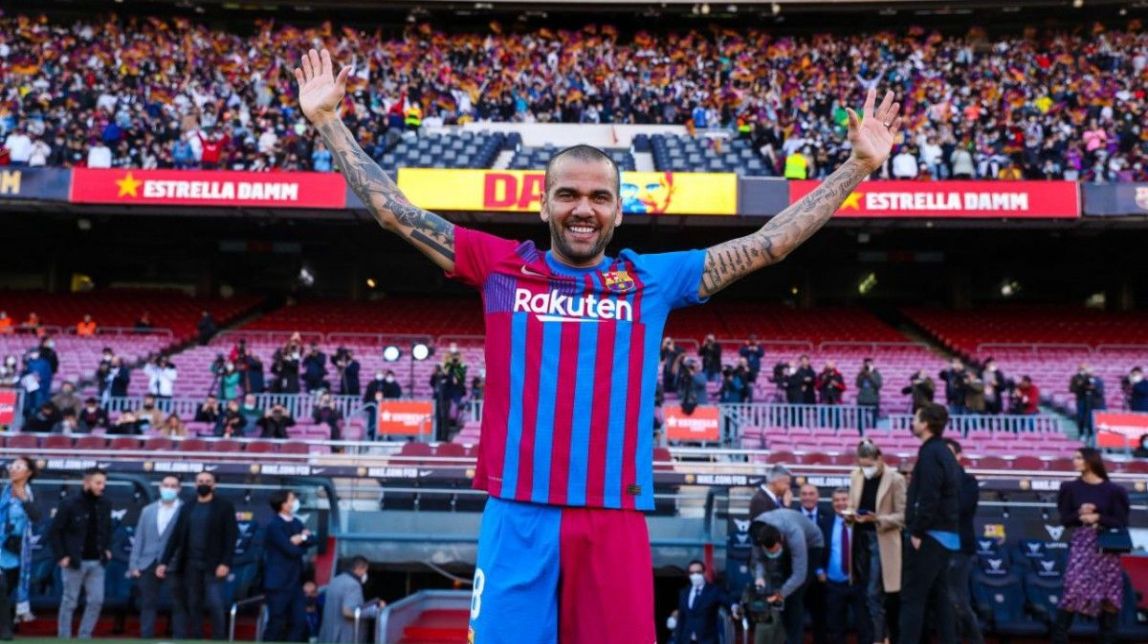 Alves reanima el barcelonisme: «Torno per fer gran el club un altre cop»