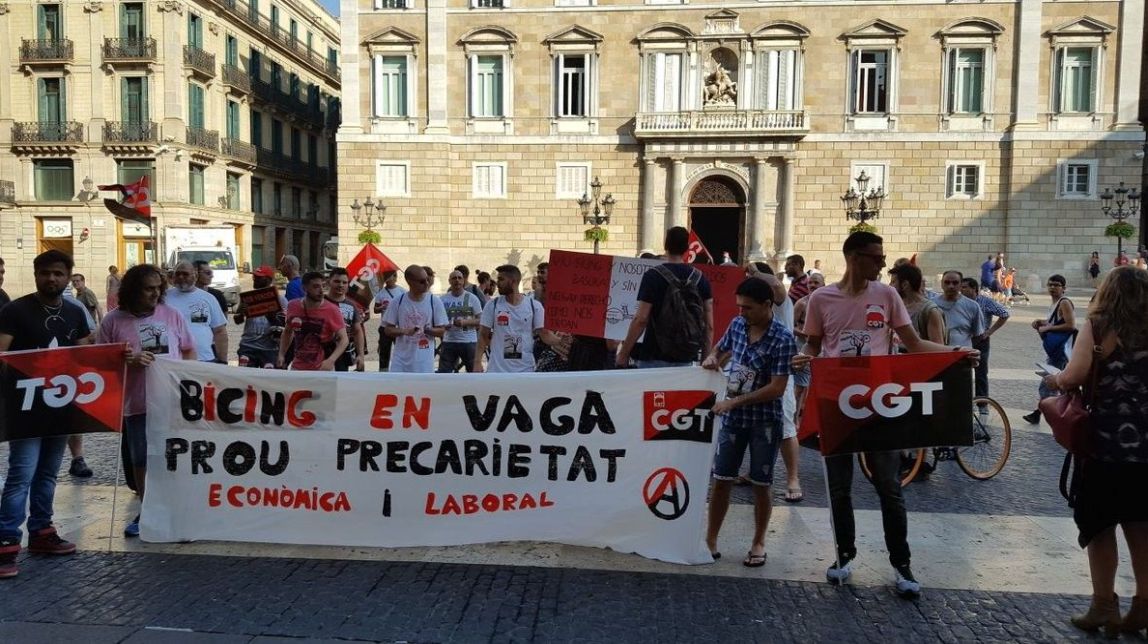 Els treballadors del Bicing es concentren davant l'Ajuntament de Barcelona durant el primer dia de vaga