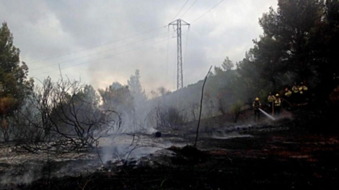 Afectació de les flames d'un incendi a Castellar.
                                                                             |
                                @BombersCdV - |
                                @BombersCdV