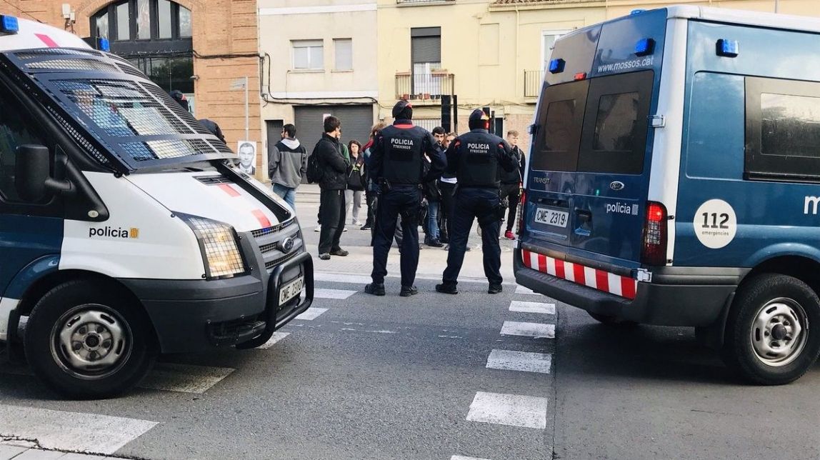 FOTOS I VÍDEOS Tensió a les portes del Recinte Firal de Terrassa per l'acte final de Vox 