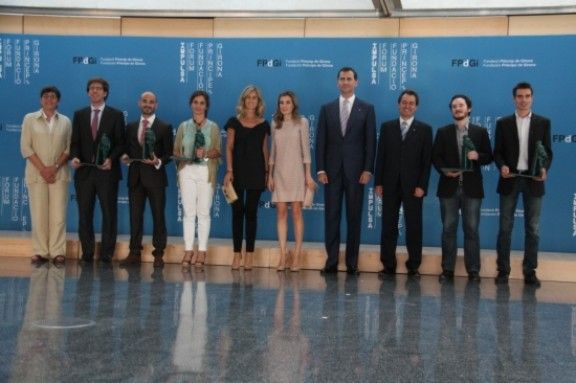 Els prínceps amb els premiats, i acompanyats amb del president del Govern, Artur Mas, la ministra de Ciència i Innovació, Cristina Garmendia, i l'alcaldessa en funcions, Anna Pagans
                                                                             |
                                                                    Tania Tapia / ACN - |
                                                                    