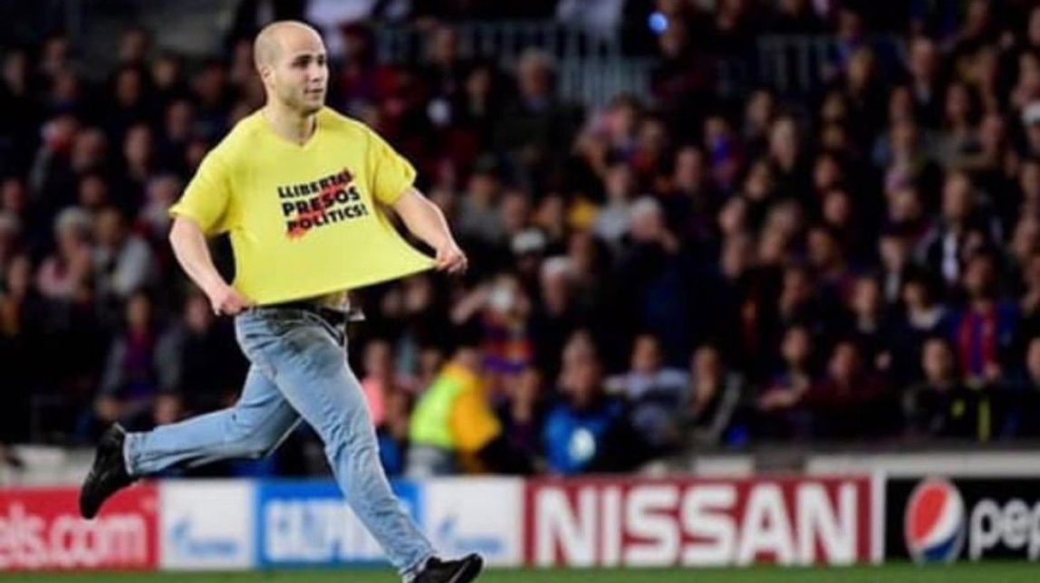 El jove que va saltar al Camp Nou per reclamar la llibertat dels presos haurà d'anar a judici