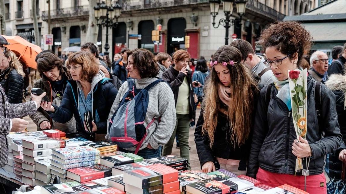 VÍDEO D'«Evasions» a «El fill de l'italià», vuit autors es fan l'amic invisible amb NacióDigital