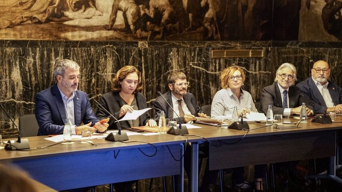 L’Ajuntament de Barcelona demana aturar la «violència» i evita criticar l’actuació policial