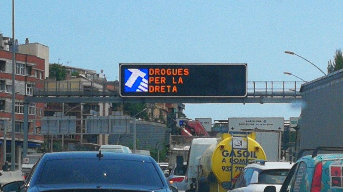 «Drogues per la dreta»: el missatge de trànsit que ha desconcertat els conductors de la Meridiana