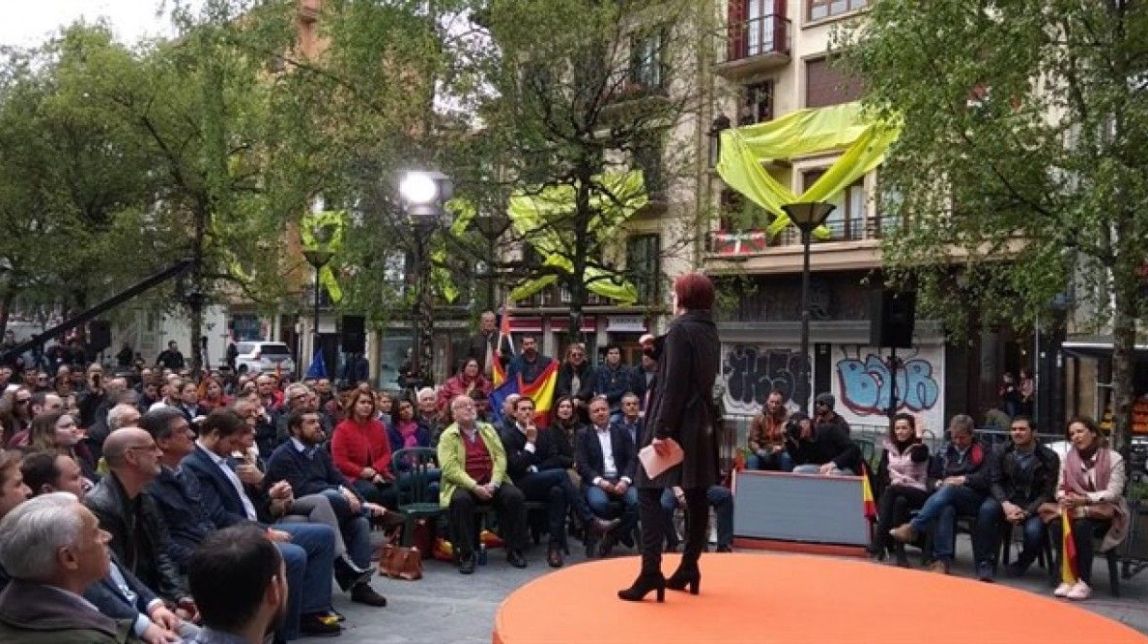 VÍDEO Cassoles i llaços grocs gegants: així ha rebut Errenteria a Ciutadans
