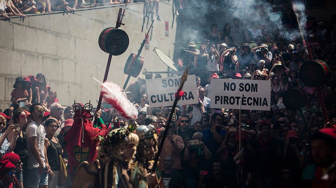 Patum de Lluïment amb reivindicació infantil contra la normativa del foc