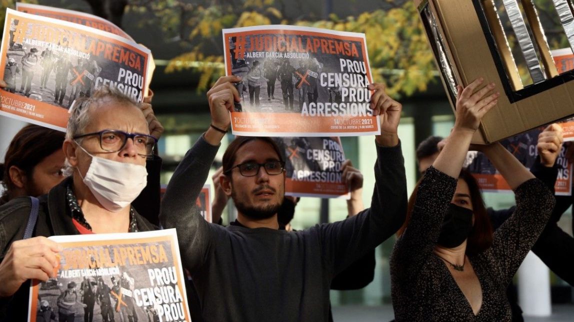 El fotoperiodista Albert Garcia nega haver agredit cap agent: «Al contrari, em van agredir a mi»