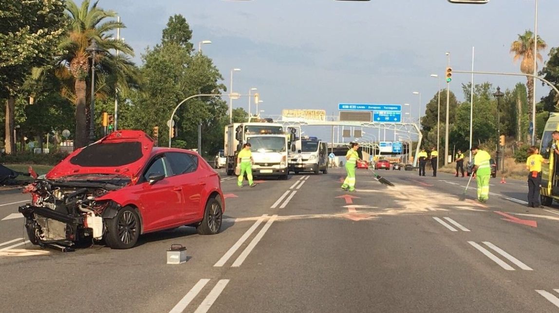 Set ferits en xocar un turisme i un taxi a l'avinguda Diagonal de Barcelona