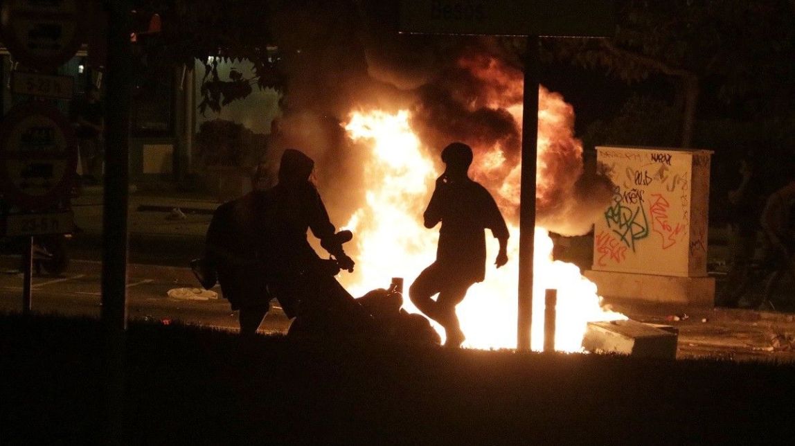 El macrobotellot es trasllada al Bogatell amb més robatoris, destrosses i atacs als Mossos