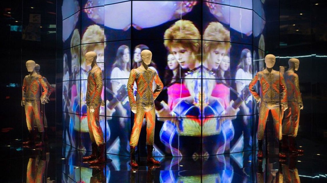 Les mil cares de David Bowie il·luminen el Museu del Disseny de Barcelona