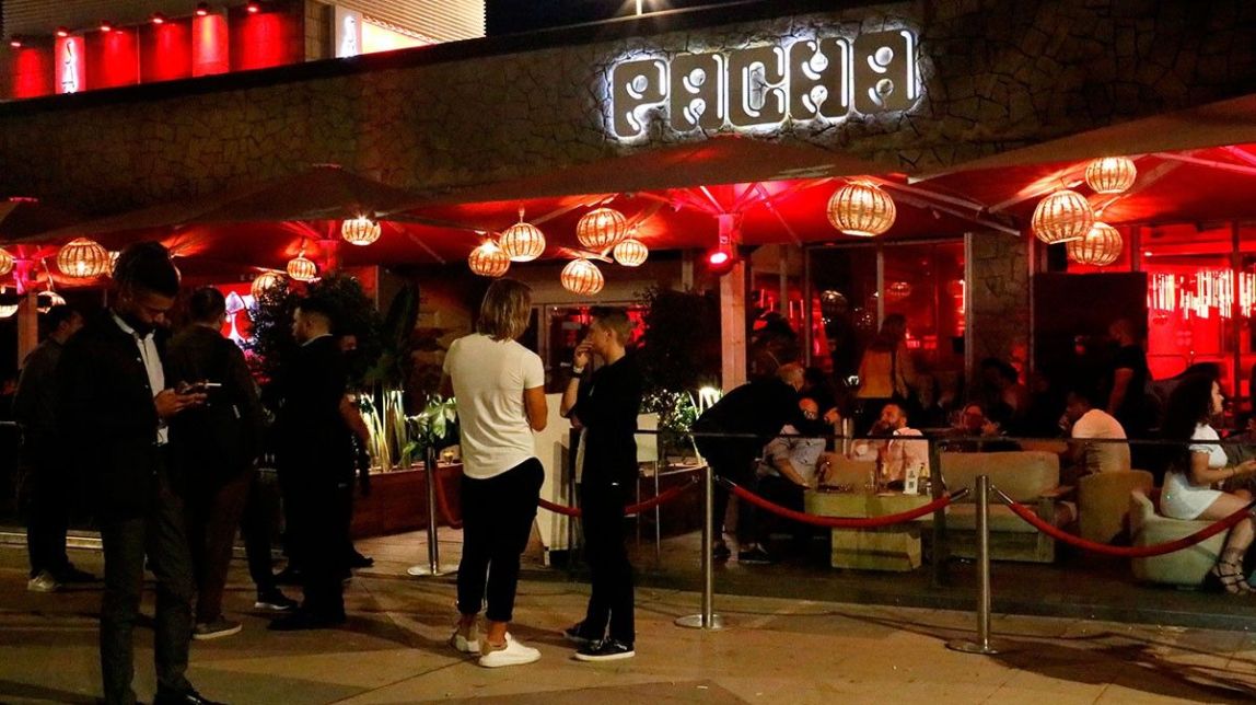 Poc ambient en la primera nit de reobertura de l'oci nocturn