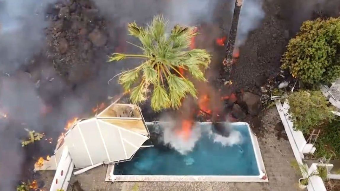 Què passa quan la lava toca l'aigua? Impressionant exemple en una piscina de La Palma