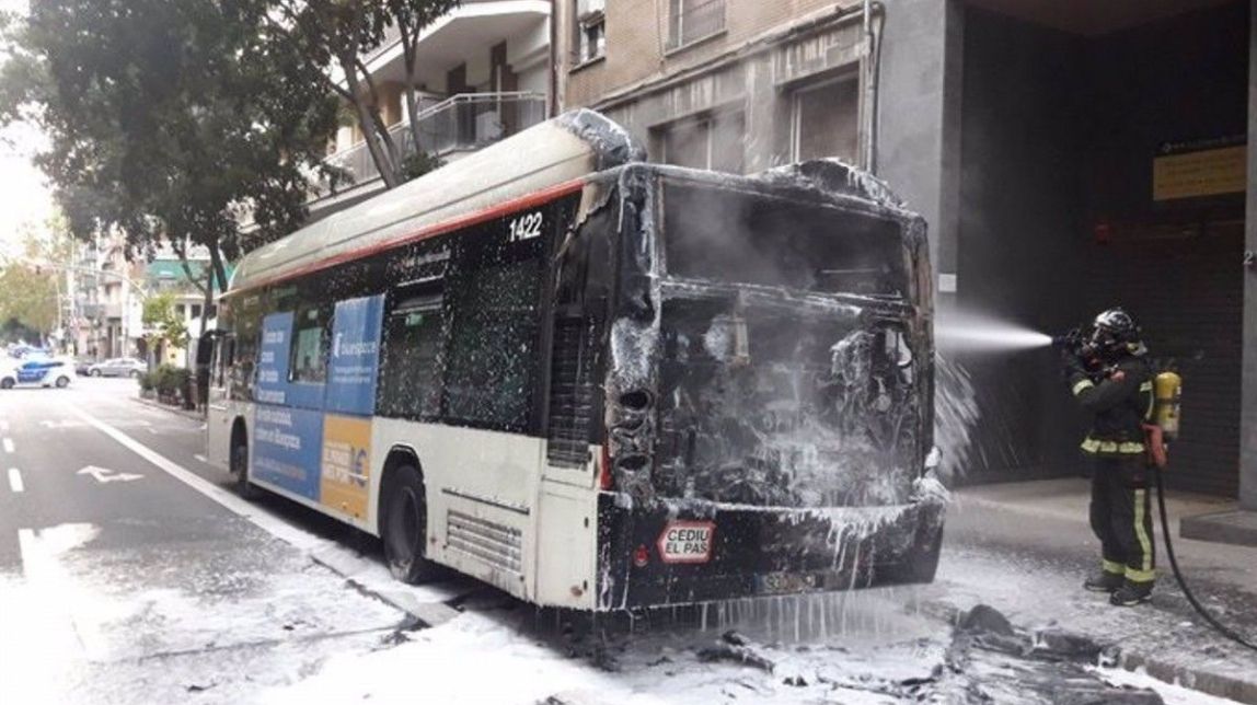 Crema un autobús en ple servei a Barcelona