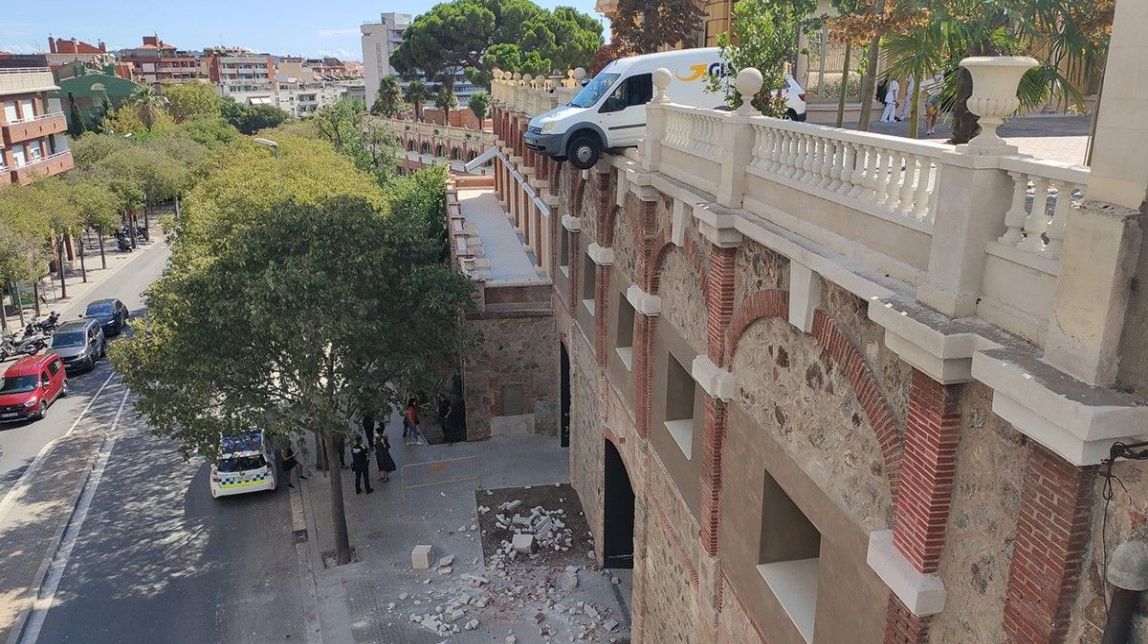 Ensurt amb una furgoneta mig penjant sobre una avinguda de Barcelona en xocar contra un mur 