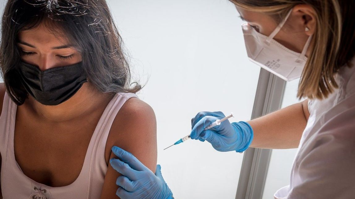Més del 80% d'espanyols obligaria a vacunar-se a tothom que treballa de cara al públic