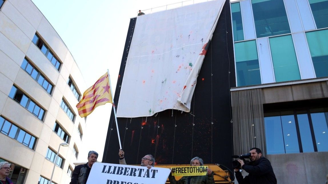 Sant Cugat també gira la pancarta dels presos polítics 