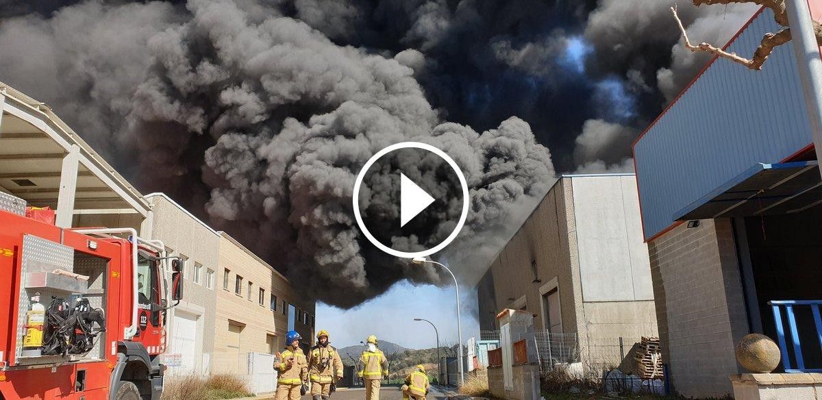 VÍDEO Espectacular incendi al polígon de Camarasa 