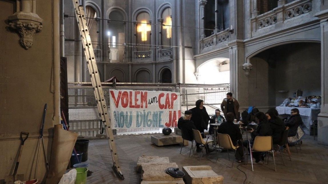 L'ocupació de la Misericòrdia mobilitza el Raval per aconseguir el nou CAP