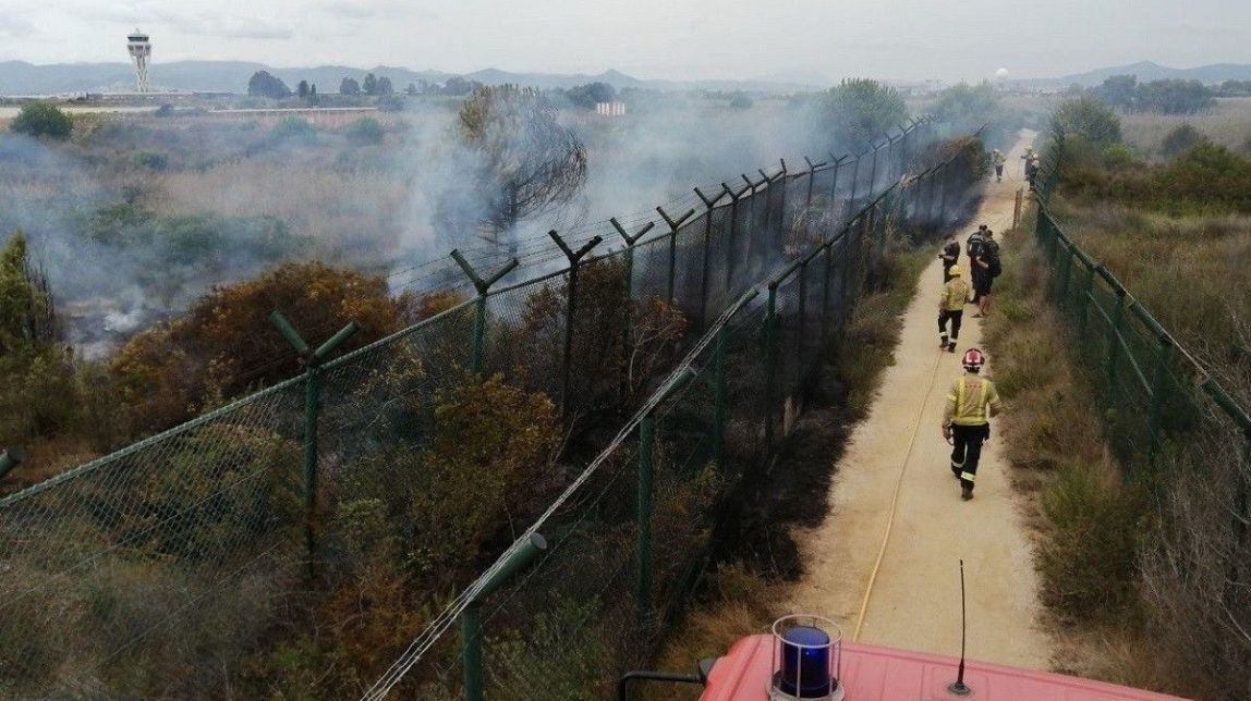 Extingit l'incendi forestal a l'espai natural de la Ricarda