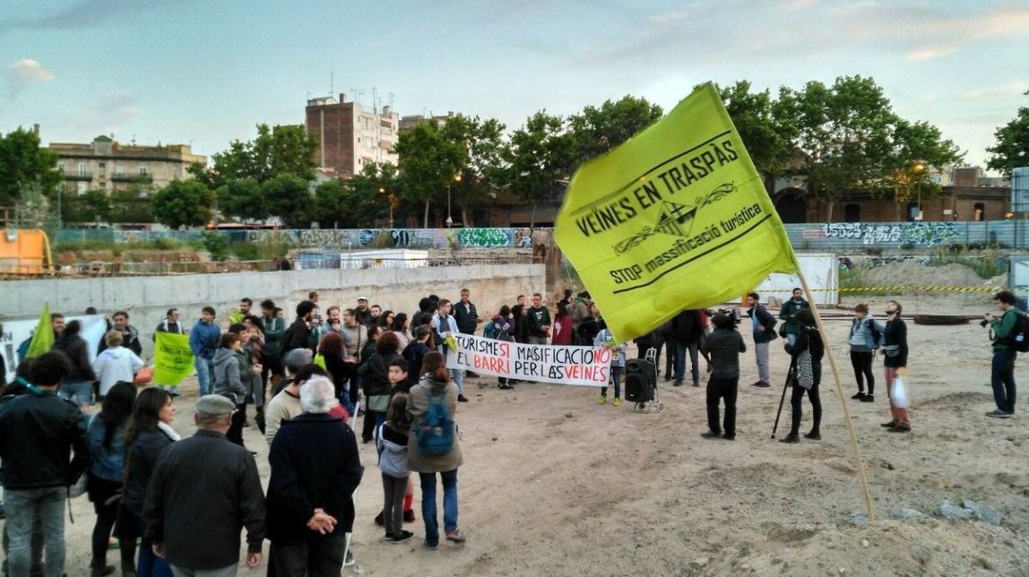 Pots de fum i pintades contra dos hotels en una manifestació al Poblenou