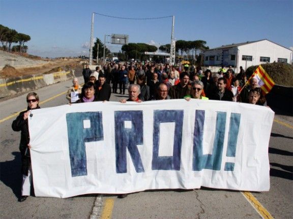 Un centenar de persones es manifesten de nou a les obres de la N-II