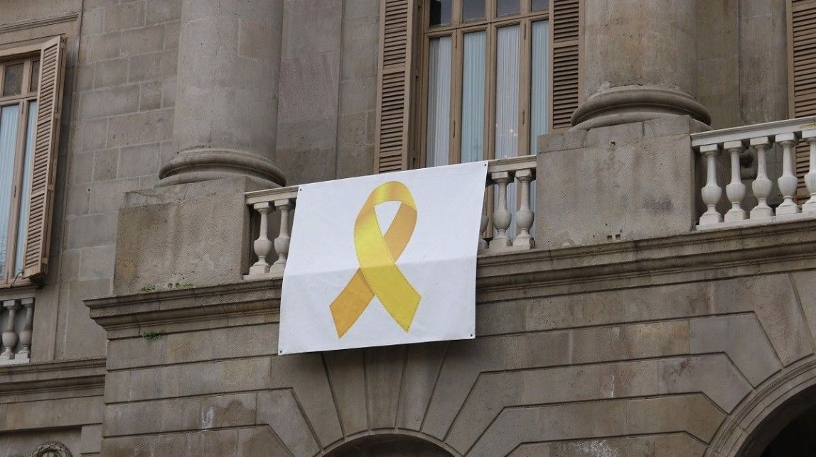 Colau descarta penjar de nou el llaç groc tot i la petició majoritària de l'oposició