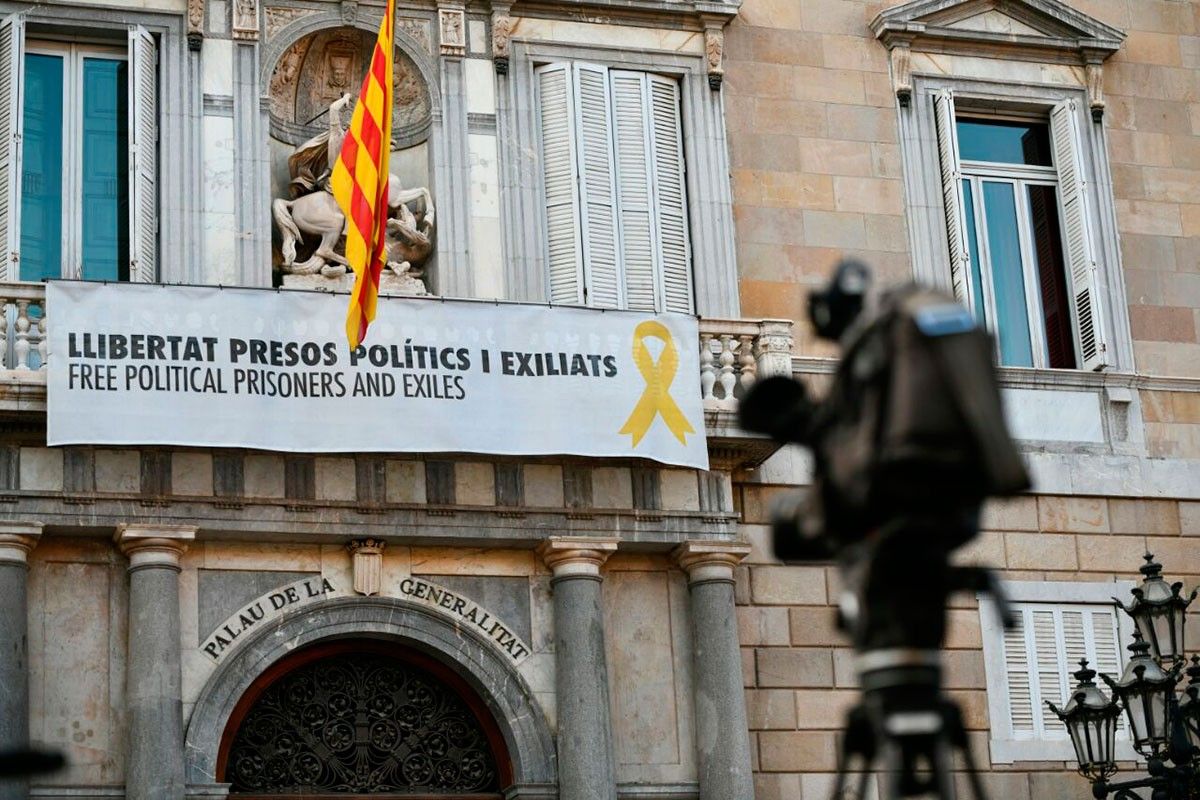 El Síndic recomana a Torra que retiri els llaços grocs de «forma excepcional»