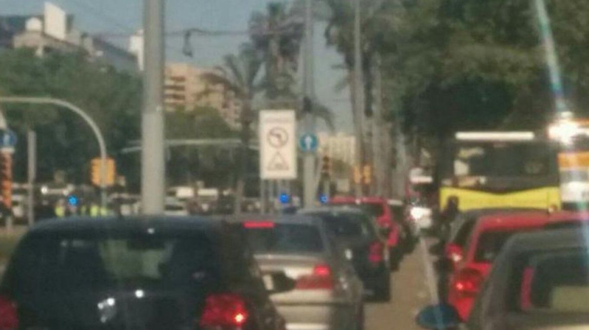 Un xoc entre un cotxe i un tramvia obliga a tallar un tram de la Diagonal durant 45 minuts