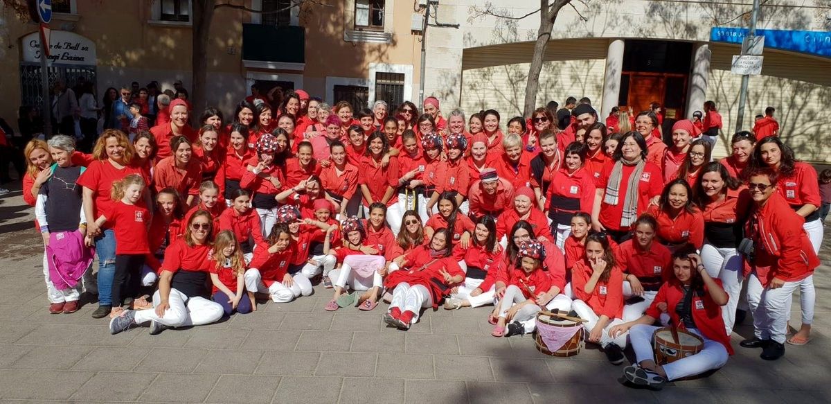 Les Castelleres de Barcelona fan el primer 5 de 7 descarregat íntegrament per dones