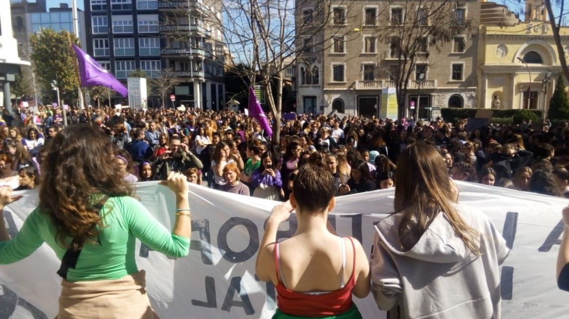 VÍDEO i FOTOS Més de 5.000 persones envaeixen els carrers de Sabadell pel 8-M