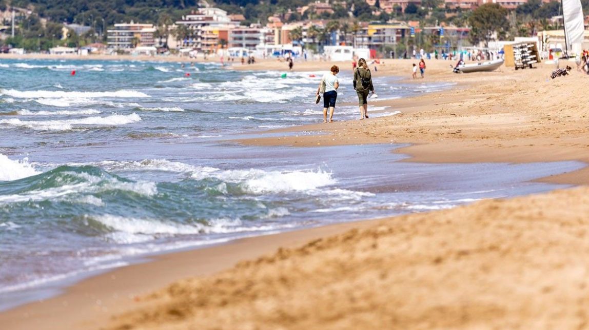 ​Els usuaris de les platges metropolitanes fan una despesa mitjana d'uns 4,9 euros per visita