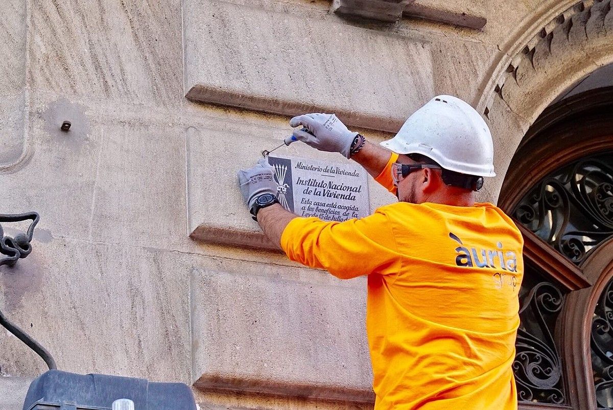Les plaques d'habitatge franquistes retirades a Barcelona es podran veure a la Model