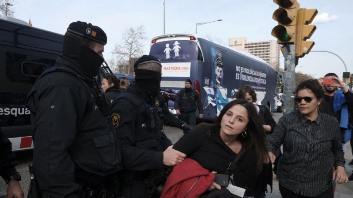 VÍDEO Desenes de persones bloquegen el bus masclista d'Hazte Oír a la Diagonal