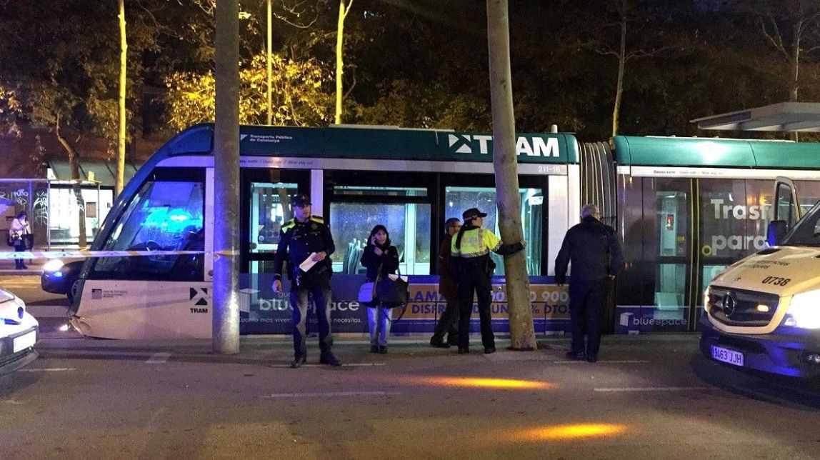 Set persones afectades pel xoc d'un tramvia i un minibús a les Glòries de Barcelona