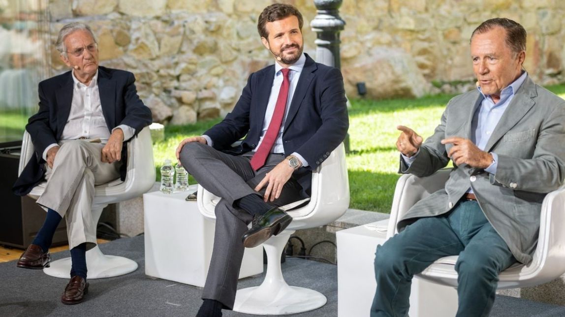 L'exministre espanyol Ignacio Camuñas afirma al costat de Casado que el 1936 no es va produir un cop d'Estat