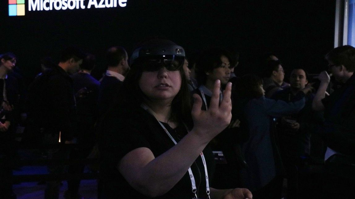 La reacció després de provar la realitat virtual de «HoloLens 2»: «És surrealista, et fa sentir com un mag»