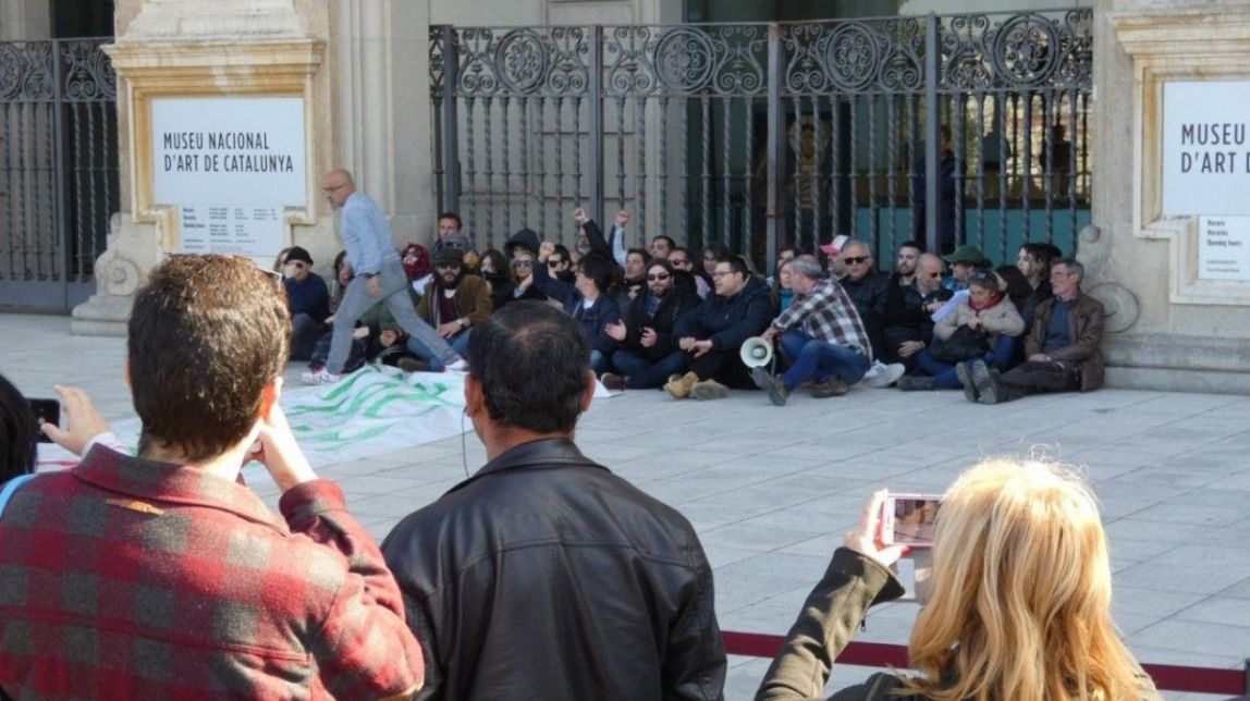 FOTOS Els CDR es planten davant el MNAC abans de l'arribada de Felip V pel sopar del Mobile